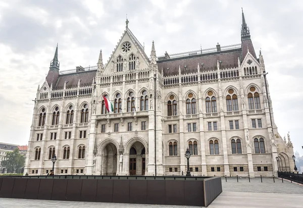 Vista lateral del parlamento húngaro . — Foto de Stock