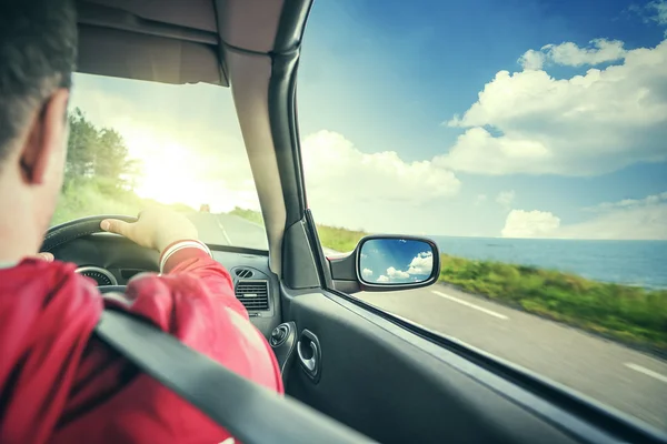 Mains sur le volant d'une voiture . — Photo