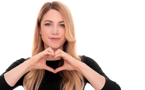 La mujer muestra el signo del corazón con las manos. Sobre fondo blanco. — Foto de Stock