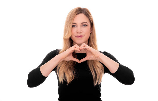 Женщина показывает знак сердца руками. На белом фоне.