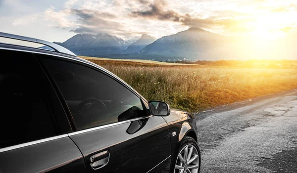 Car on the road against the background of mountains. — Stock Photo, Image