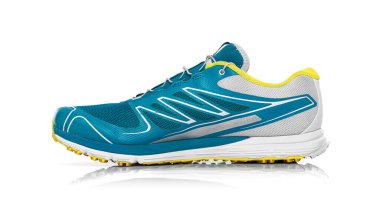 Beyaz arka planda izole edilmiş markasız modern spor ayakkabı..