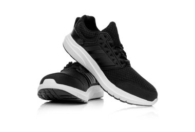 Beyaz arka planda izole edilmiş markasız modern spor ayakkabı..