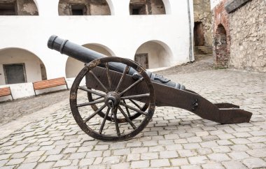 Tekerlekli antika demir top..