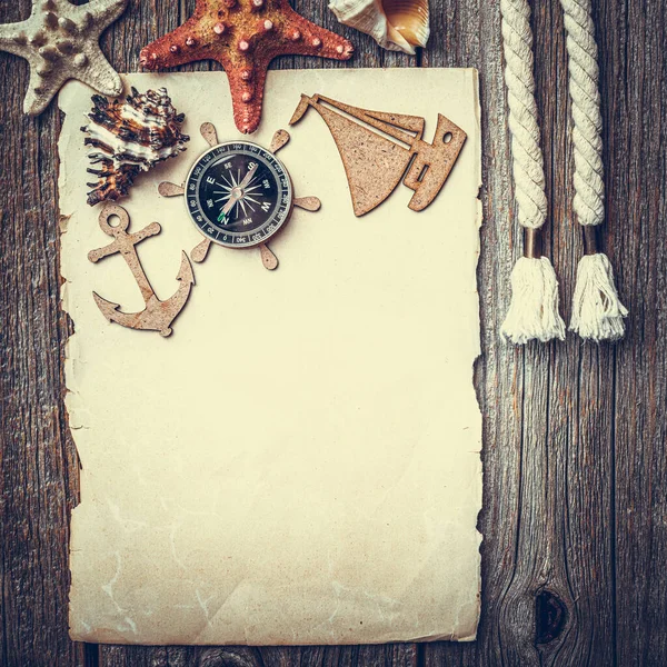 Πυξίδα και ένα κομμάτι παλιό χαρτί ως μια νεκρή φύση ενός ταξιδιώτη ή πλοηγού — Φωτογραφία Αρχείου