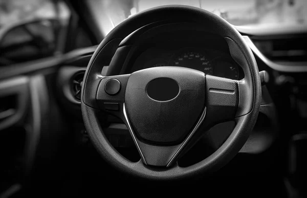 Roda de carro vista do interior do carro. — Fotografia de Stock