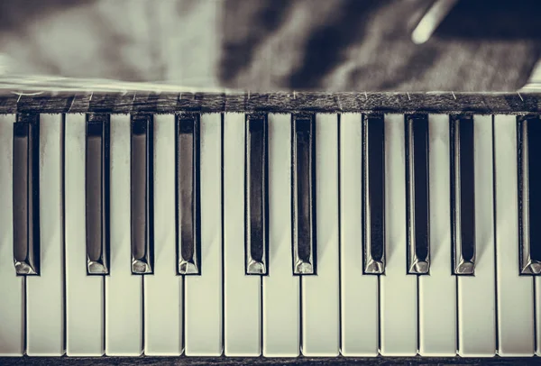 Las viejas teclas de piano se cierran. Foto vintage — Foto de Stock