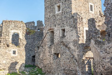 Eski bir kalenin kalıntıları. Eski bir kalenin harap olmuş duvarları.