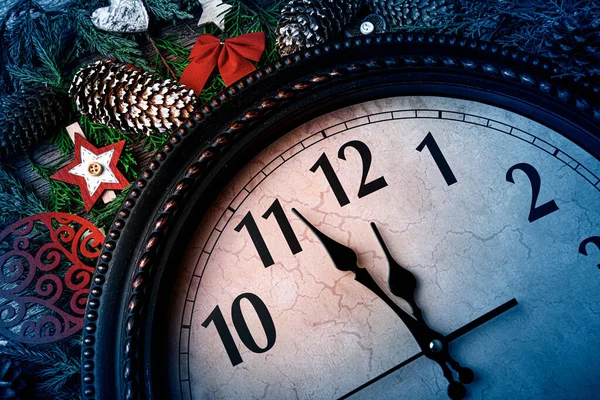 Orologio Capodanno mostra cinque a mezzanotte e decorazioni — Foto Stock