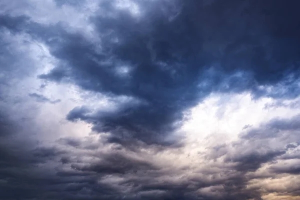 Nuvens de tempestade no céu como um fundo abstrato. — Fotografia de Stock
