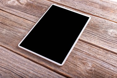 Ahşap arkaplanda beyaz tablet