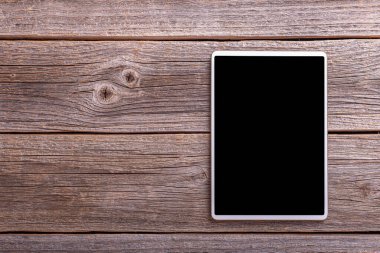 Ahşap arkaplanda beyaz tablet