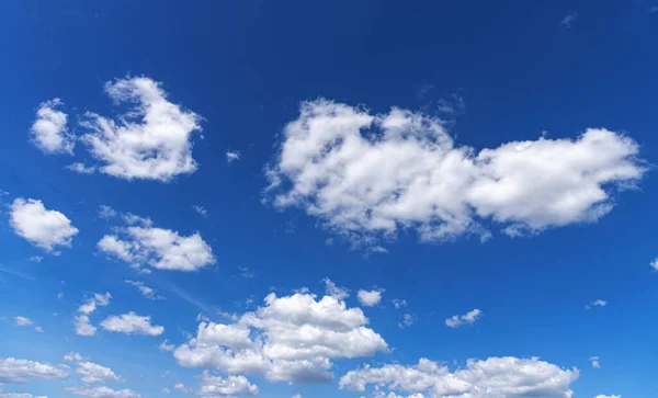 Goed weer. Witte wolken in de blauwe lucht — Stockfoto