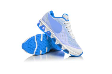 Beyaz arka planda izole edilmiş markasız modern spor ayakkabı..