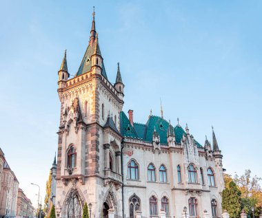 Ortaçağ şatosu tarzında bir ev.