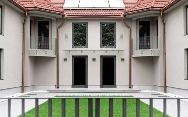 - Evin avlusunda. Modern bir ev binasının parçası.