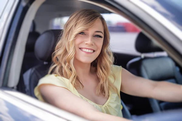 Blond i bilen. Attraktiv kvinna kör bil. — Stockfoto