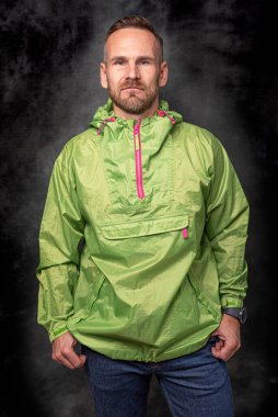 Koyu arkaplanda poz veren yakışıklı bir adam.