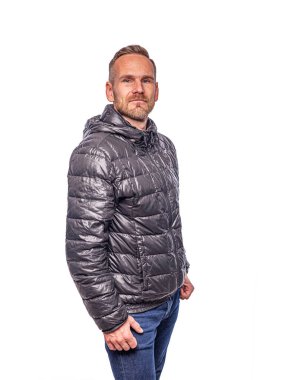 Beyaz arka planda poz veren çekici adam