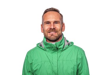 Beyaz arka planda poz veren çekici adam