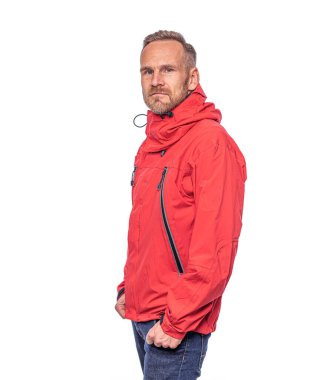 Beyaz arka planda poz veren çekici adam