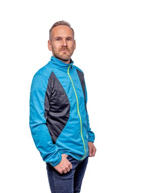 Beyaz arka planda poz veren çekici adam