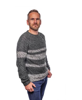 Beyaz arka planda poz veren çekici adam