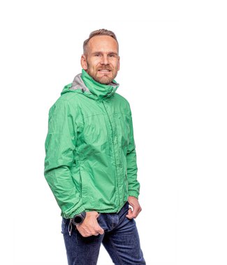 Beyaz arka planda poz veren çekici adam