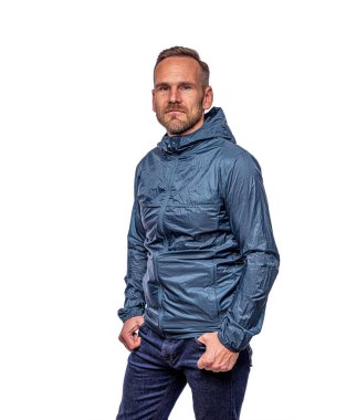 Beyaz arka planda poz veren çekici adam