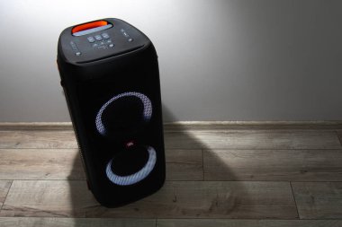 JBL Parti Kutusu 310 - JBL 'den yeni taşınabilir hoparlör