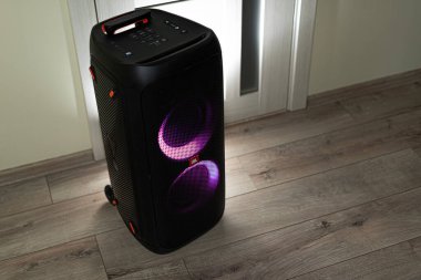 JBL Parti Kutusu 310 - JBL 'den yeni taşınabilir hoparlör