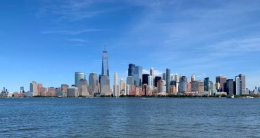 Manhattan, New York manzarası. Manhattan şehir merkezinde açık bir günde mavi gökyüzüne karşı