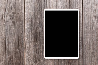 Ahşap arkaplanda beyaz tablet