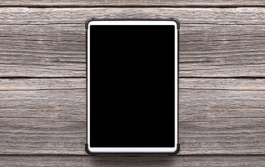 Ahşap arkaplanda beyaz tablet