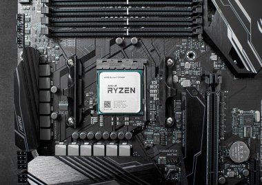 Beyaz arka planda ana kart Asus Rog Crosshair vii Hero.