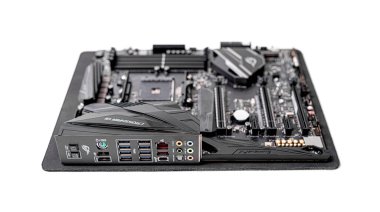 Beyaz arka planda ana kart Asus Rog Crosshair vii Hero.
