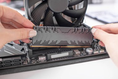 Rastgele erişim belleği PC 'ye yükleniyor.