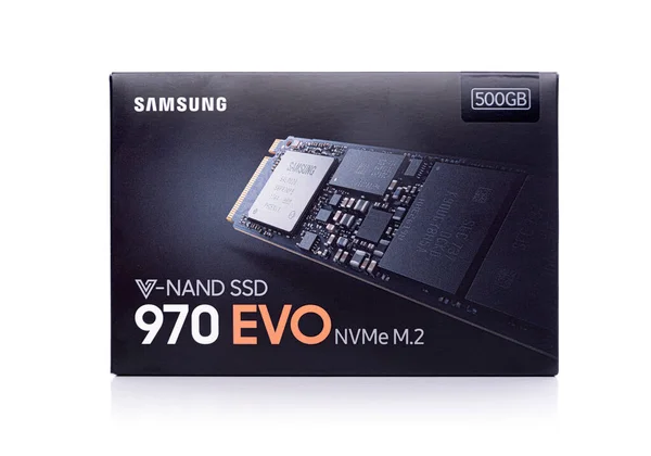 Caixa de Samsung 970 Evo unidade SSD no fundo branco. — Fotografia de Stock