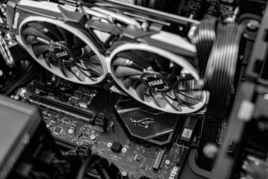 Bilgisayar kurulumu. Yeni işlemci Ryzen 7 ve bilgisayar anakart Asus rog crosshair kahraman ddr ve Nvidia GTX