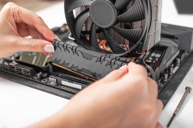 Rastgele erişim belleği PC 'ye yükleniyor.