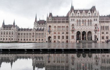 Macaristan 'ın başkenti Budapeşte' de parlamentonun önündeki meydan..