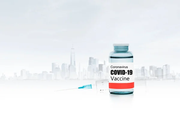 วัคซีนต่อต้านโควิด-19 กับพื้นหลังของเมืองสมัยใหม่ — ภาพถ่ายสต็อก