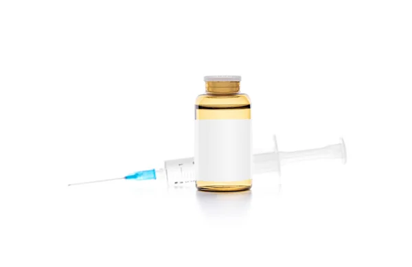 Şırınga ve enjeksiyon beyaz arka planda bir şişede — Stok fotoğraf