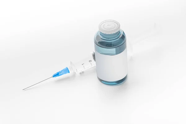 Şırınga ve enjeksiyon beyaz arka planda bir şişede — Stok fotoğraf