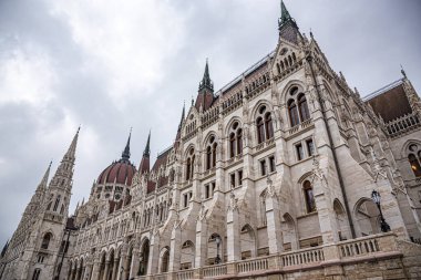 Macaristan 'ın başkenti Budapeşte' de yağışlı bir sonbahar gününde Macar Parlamentosu binası