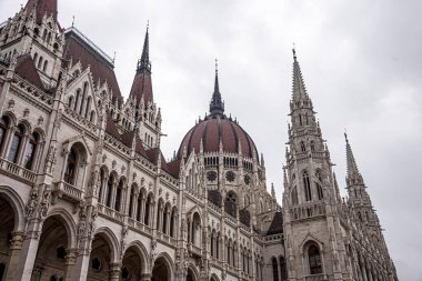 Macaristan 'ın başkenti Budapeşte' de yağışlı bir sonbahar gününde Macar Parlamentosu binası