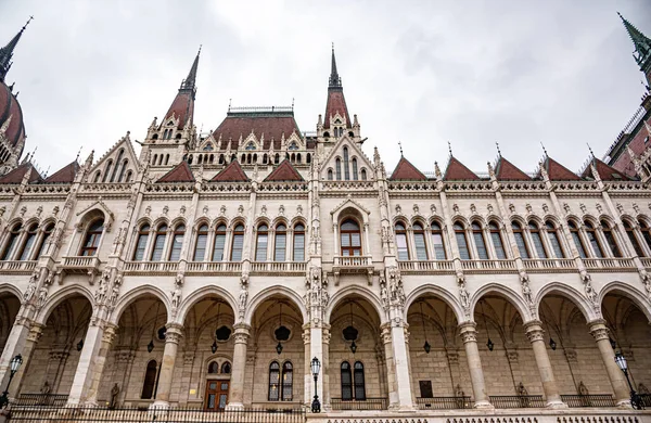 ハンガリーの首都ブダペストの雨の日に建てられたハンガリー議会の建物 — ストック写真