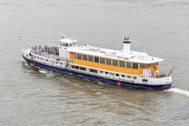 Macaristan 'ın başkenti Budapeşte' deki Tuna Nehri 'nde küçük bir vapur..