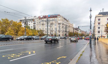 Yağmurlu bir sonbahar gününde Budapeşte sokakları.