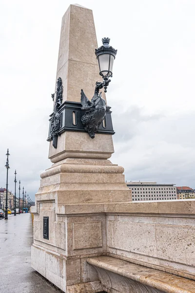 Decoratieve kolom obelisk op de voetgangersbrug — Stockfoto